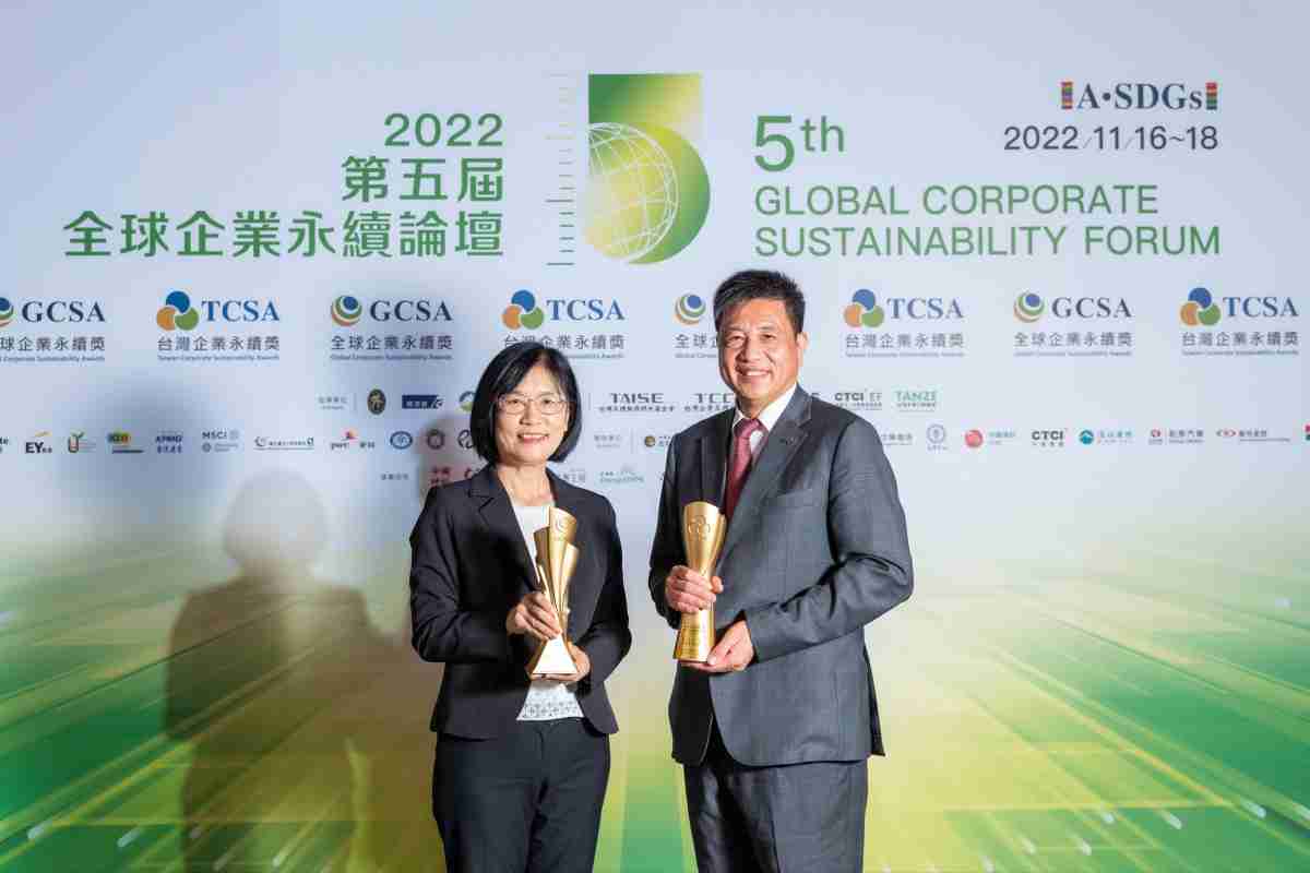 888.BY集团电子游戏作为净零碳排先锋，，，，期引领价值链伙伴同行共好，，，，卫冕制造业组“十大典范企业” 二连冠殊荣(左：888.BY集团电子游戏光电永续长古秀华，，，，右：888.BY集团电子游戏光电董事长暨执行长彭双浪)