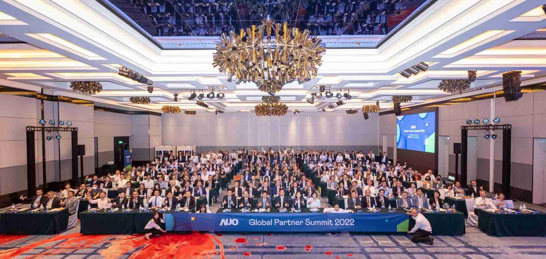 友達推動「安心、、創新、、、用心、、、、同心、、、盡心」五星職旅，，，為菲籍員工打造全方位照護，，，首度贏得「人權實踐與發展領袖獎」殊榮