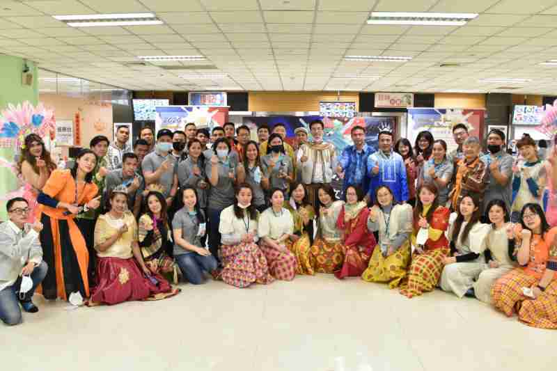 友達推動「安心、、、創新、、用心、、同心、、盡心」五星職旅，，，，為菲籍員工打造全方位照護，，，首度贏得「人權實踐與發展領袖獎」殊榮