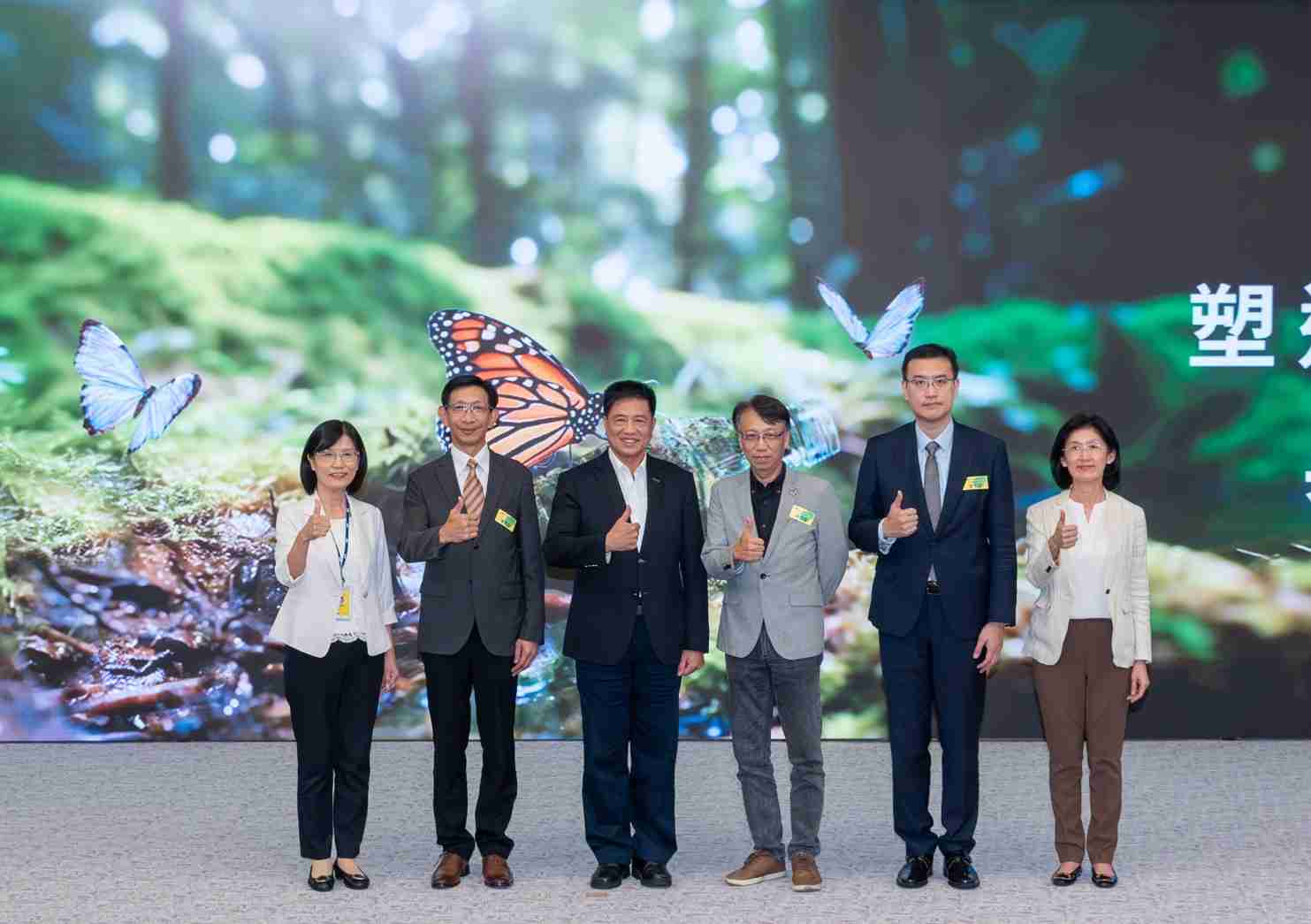 友達2023 CSR共榮大會，，，，邀請領域專家分享交流生物多樣性管理趨勢、、、無塑產品、、、海廢永續塑料等議題  （圖左到右：友達光電永續長古秀華、、3M台灣技術長陳君杰、、、友達光電董事長暨集團策略長彭双浪、、、、光寶科技企業永續發展處處長陳慶暉、、、、安永聯合會計師事務所執業會計師曾于哲、、友達光電供應鏈總部副總經理吳宜芳）