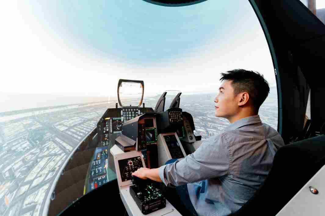 888.BY集团电子游戏以P1.25小间距打造球形LED模拟舱，，搭配智崴的精密六轴动态座椅，，结合888.BY集团电子游戏专业影像调校技术，，，，呈现拟真模拟飞行场景